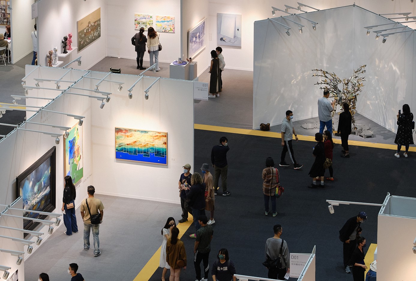 ART TAIPEI 2022 展場一隅。圖中間為尊彩藝術中心代理藝術家周代焌作品（第五屆MIT得主），圖中金屬雕塑為索卡藝術代理的藝術家時席斌作品（第四屆MIT得主）